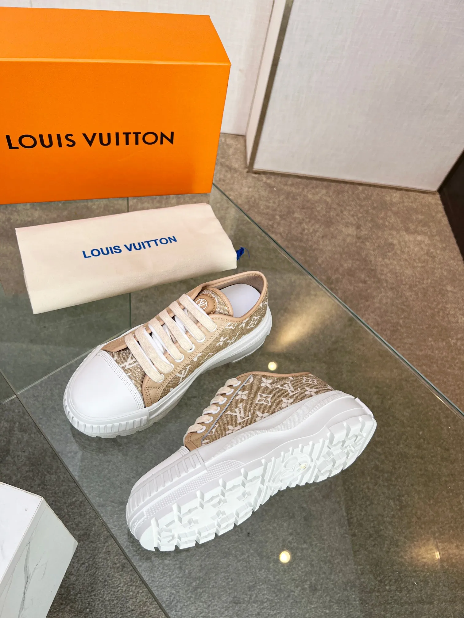 👟👟Ex-factory price 440👟👟 This LV Squad sneaker is made of Monogram denim to stretch out the midsummer comfort. The same color leather outlines the edges, the rubber LV Circle logo embellishes the tongue, and the thick yet lightweight rubber outsole upgrades the comfort again. Yardage: 35-41.